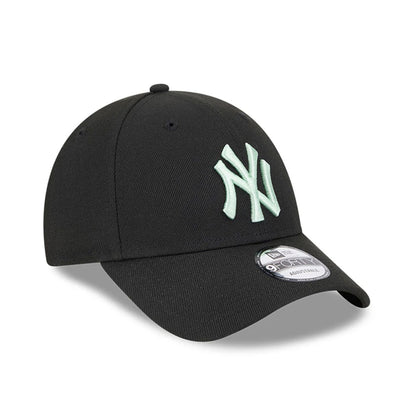 This is a New York Yankees Repreve® MLB Peppermint Black 9FORTY Adjustable Cap 3