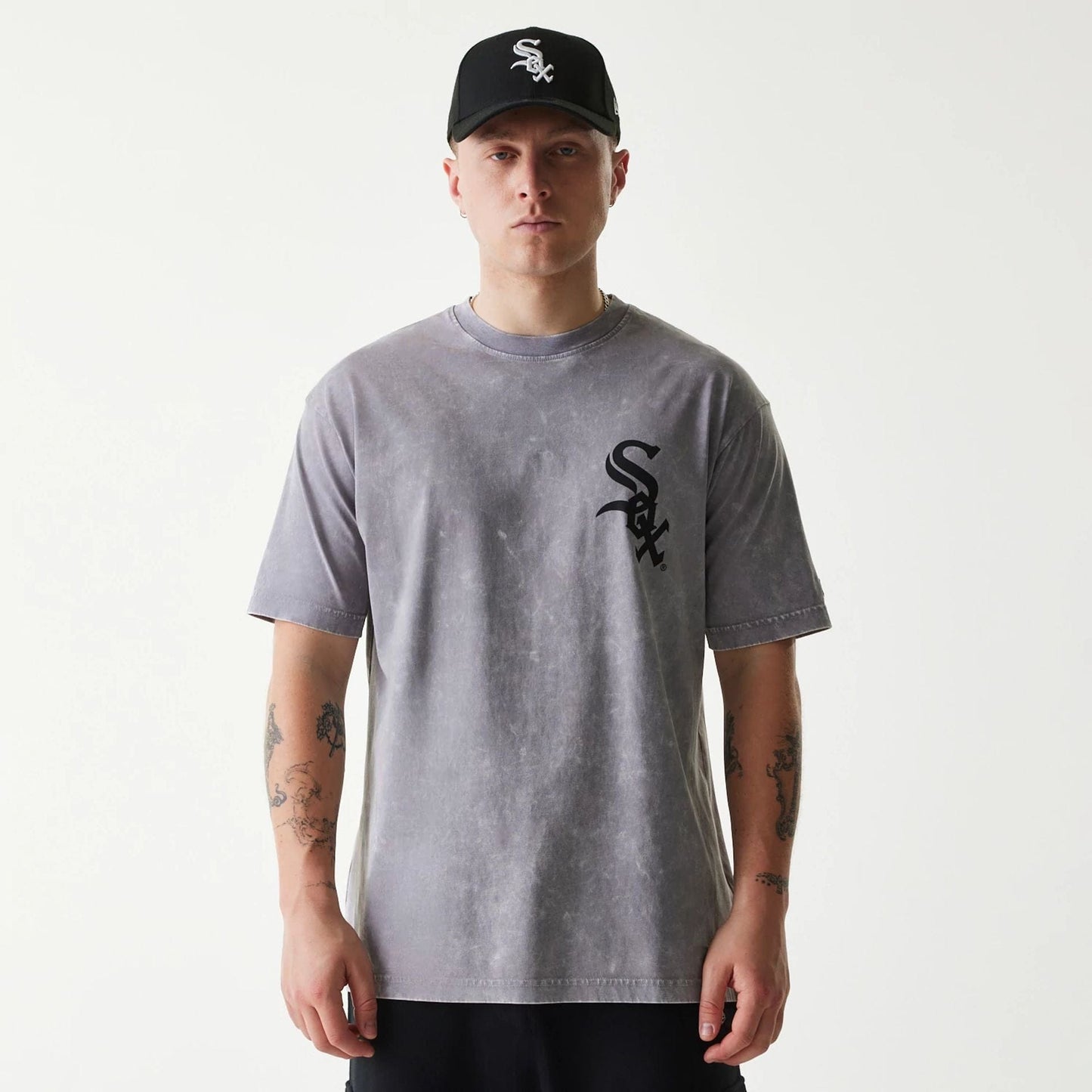 The Male model is wearing Chicago White Sox MLB Sport Classic Grey T-Shirt 1