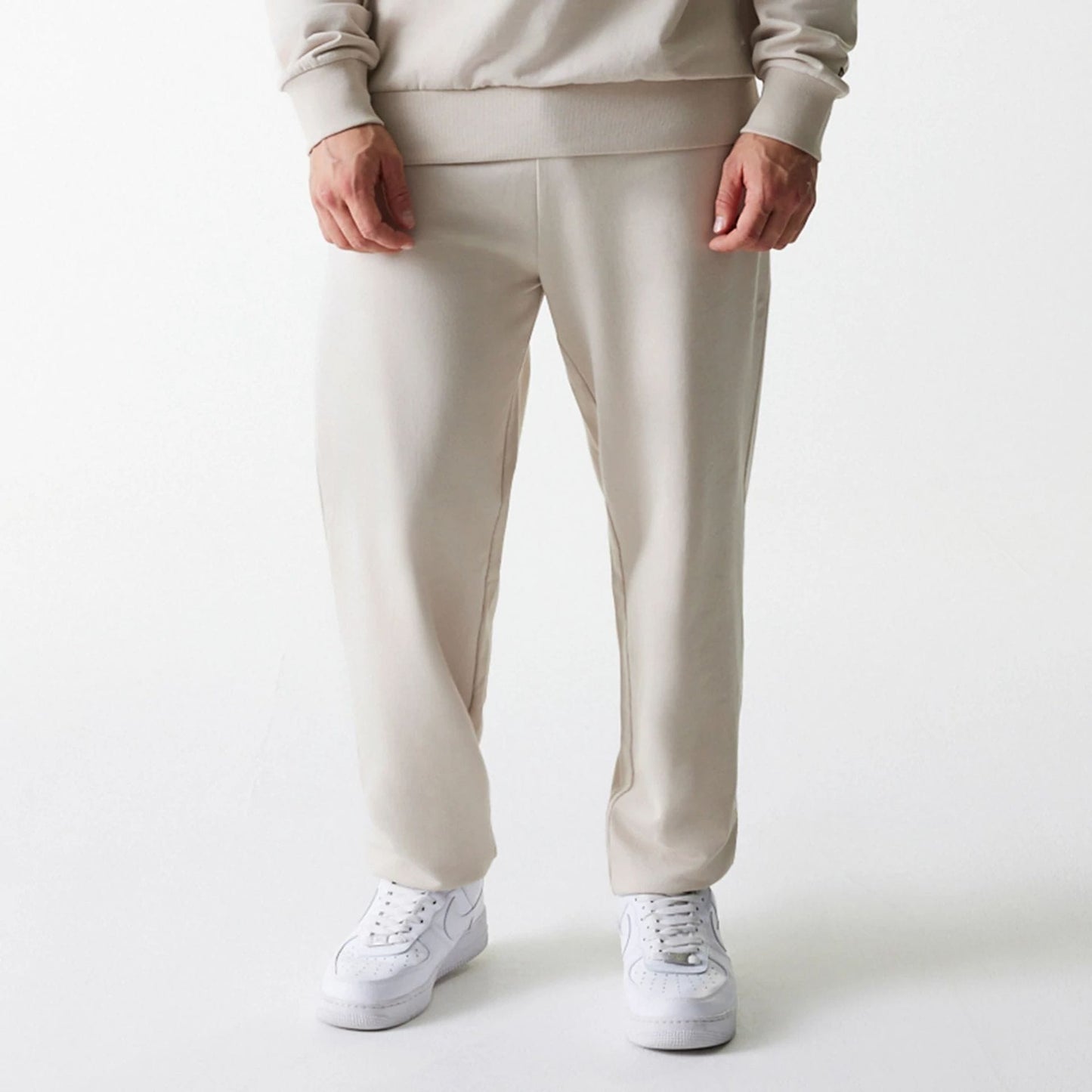 The Male model is wearing New York Yankees MLB League Essential Midi Cream Joggers 3