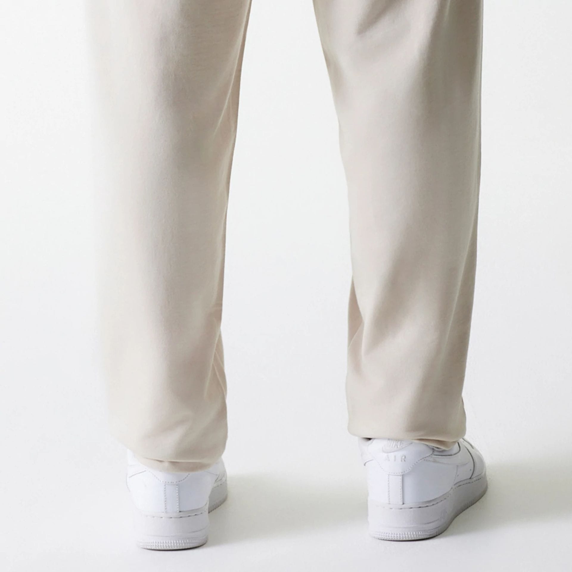 The Male model is wearing New York Yankees MLB League Essential Midi Cream Joggers 7