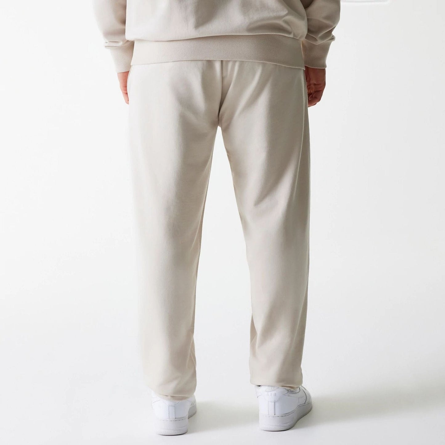 The Male model is wearing New York Yankees MLB League Essential Midi Cream Joggers 2