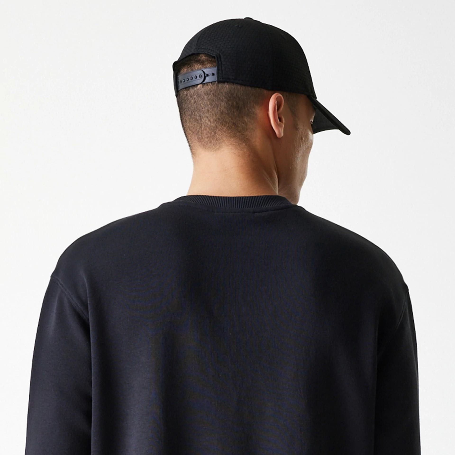 The Male model is wearing New York Yankees MLB League Essential Midi Black Oversized Crew Neck Sweater 8