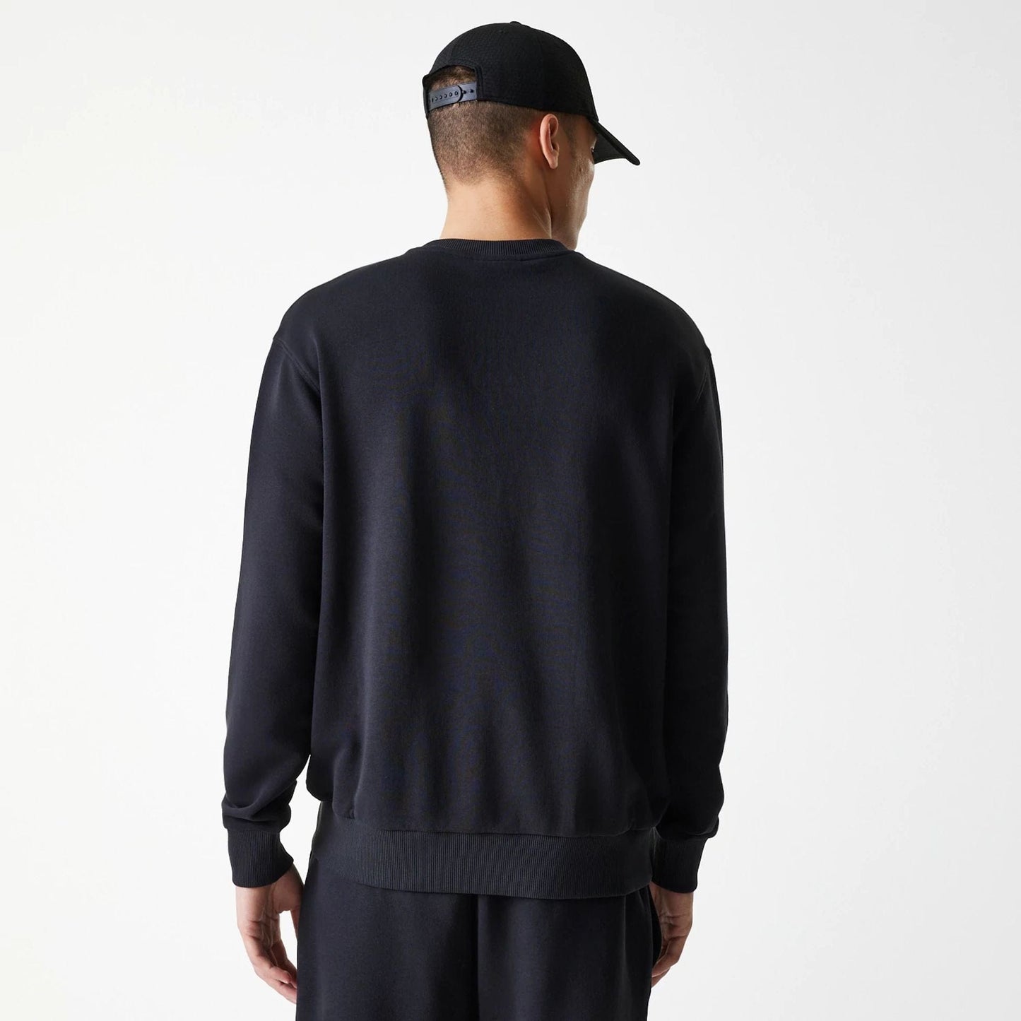 The Male model is wearing New York Yankees MLB League Essential Midi Black Oversized Crew Neck Sweater 2