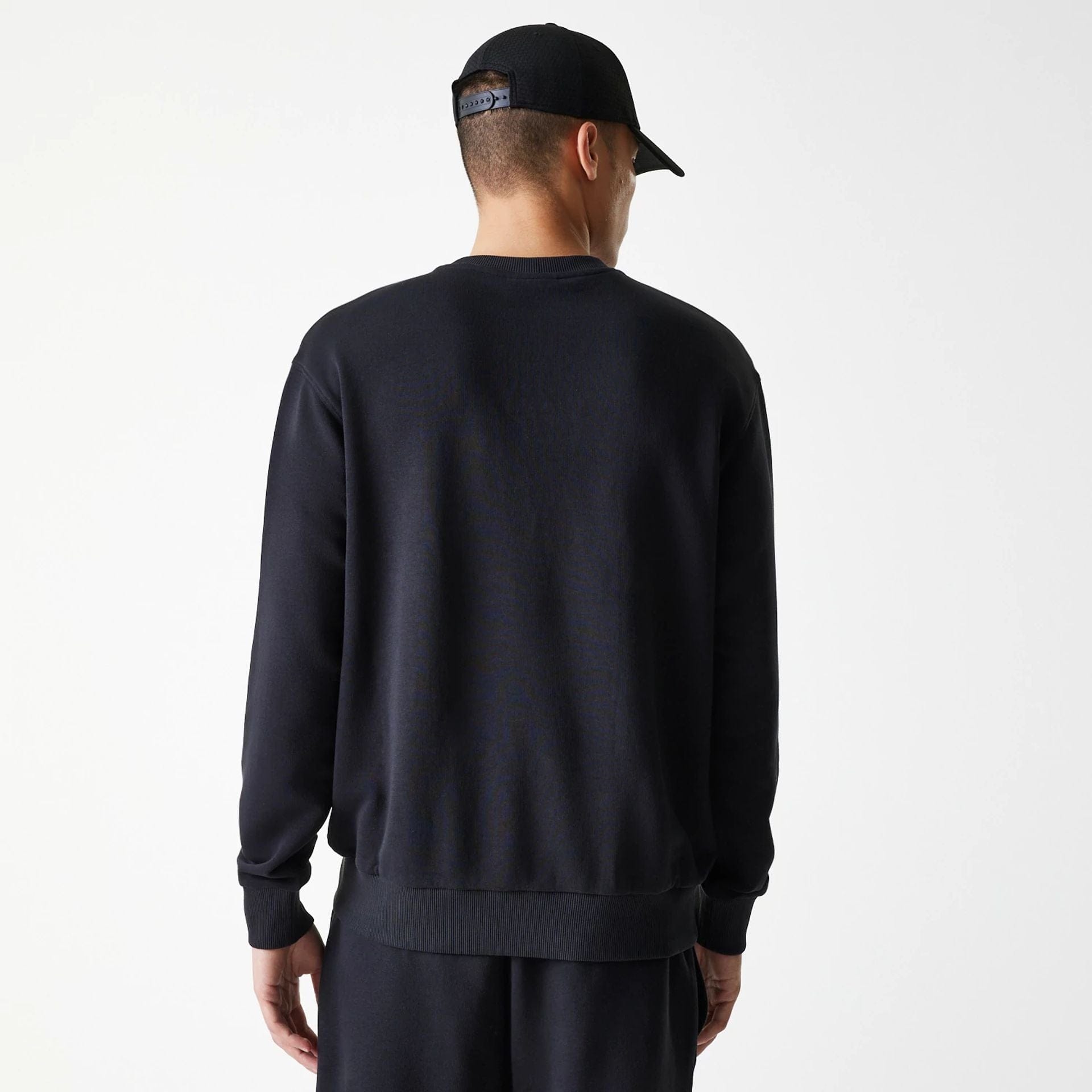The Male model is wearing New York Yankees MLB League Essential Midi Black Oversized Crew Neck Sweater 2