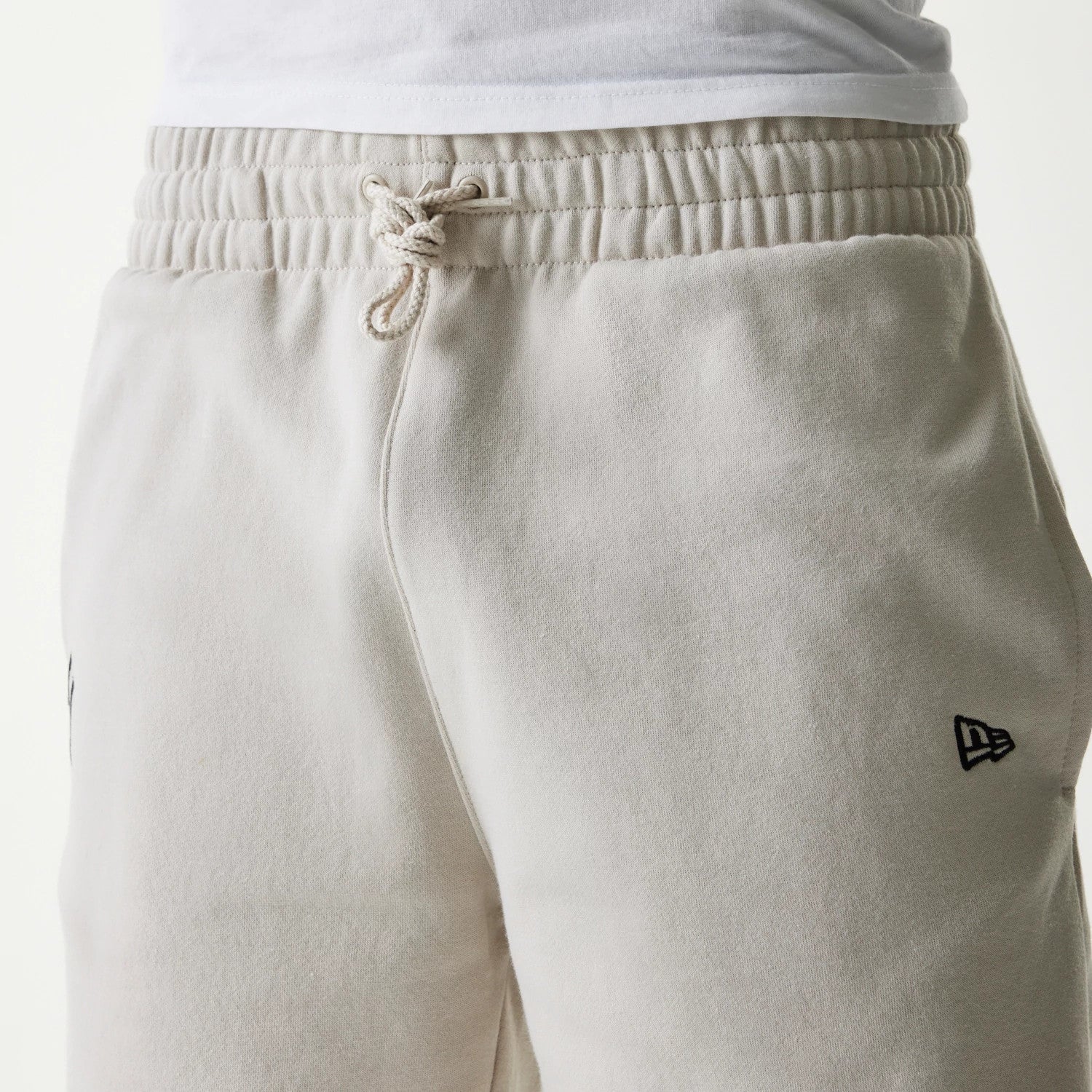 The Male model is wearing New York Yankees MLB League Essential Midi Cream Shorts 3