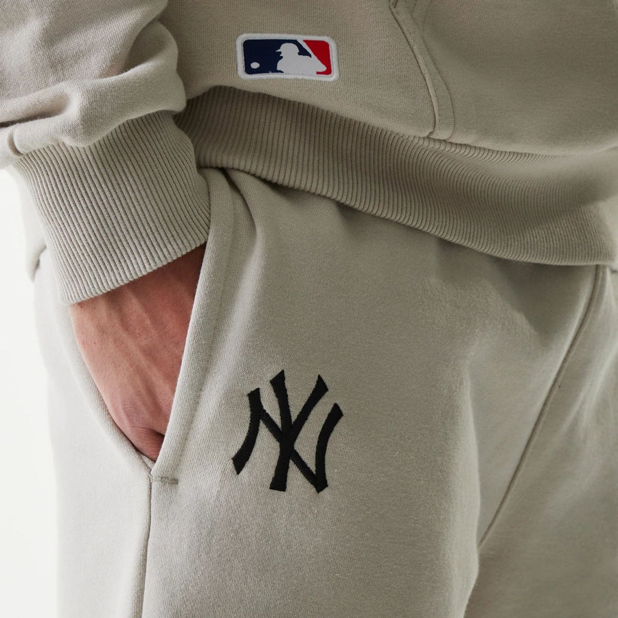 The Male model is wearing New York Yankees MLB League Essential Midi Cream Shorts 6