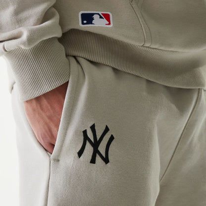 The Male model is wearing New York Yankees MLB League Essential Midi Cream Shorts 6