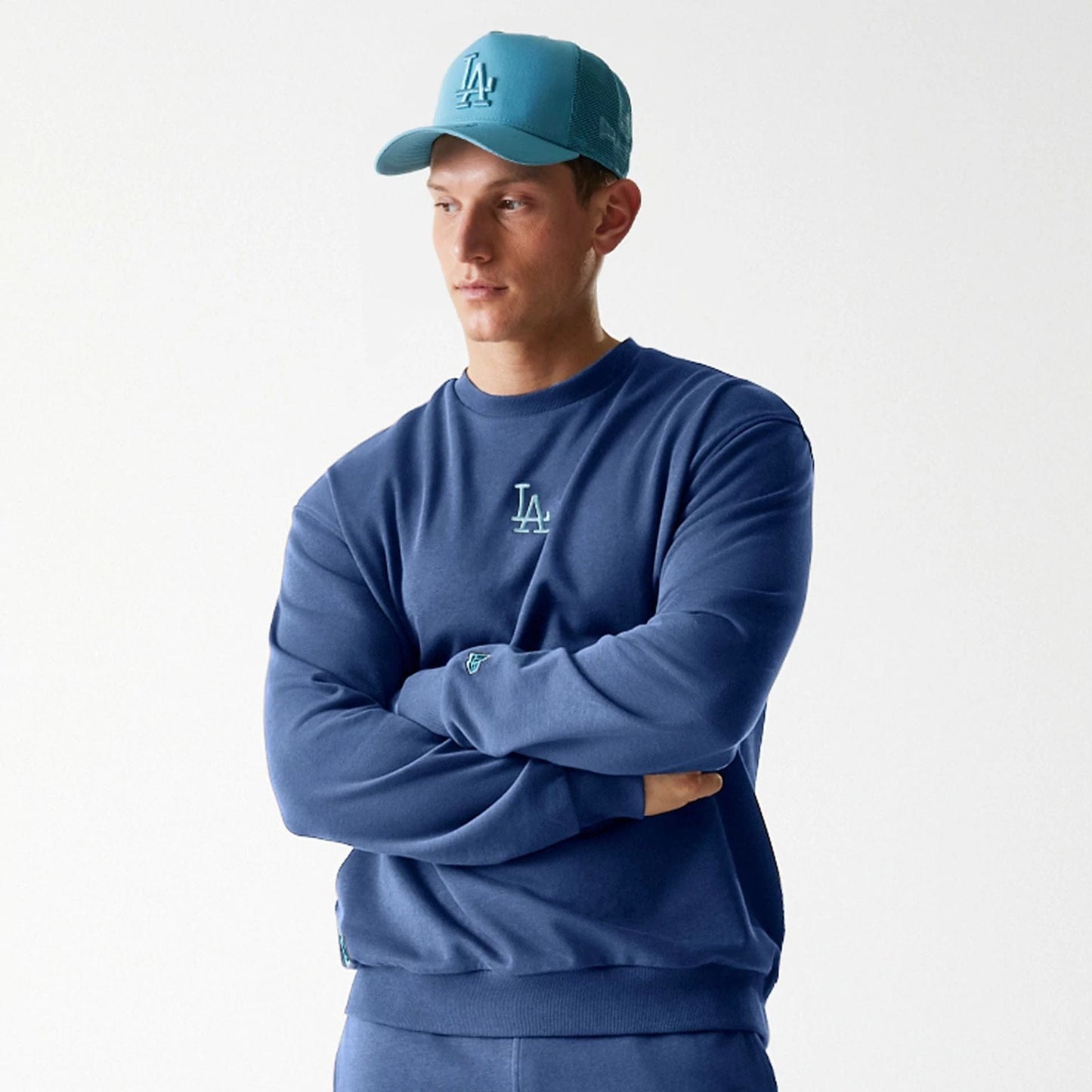 The Male model is wearing LA Dodgers MLB Midi League Essential Dark Blue Oversized Crew Neck Sweater 4