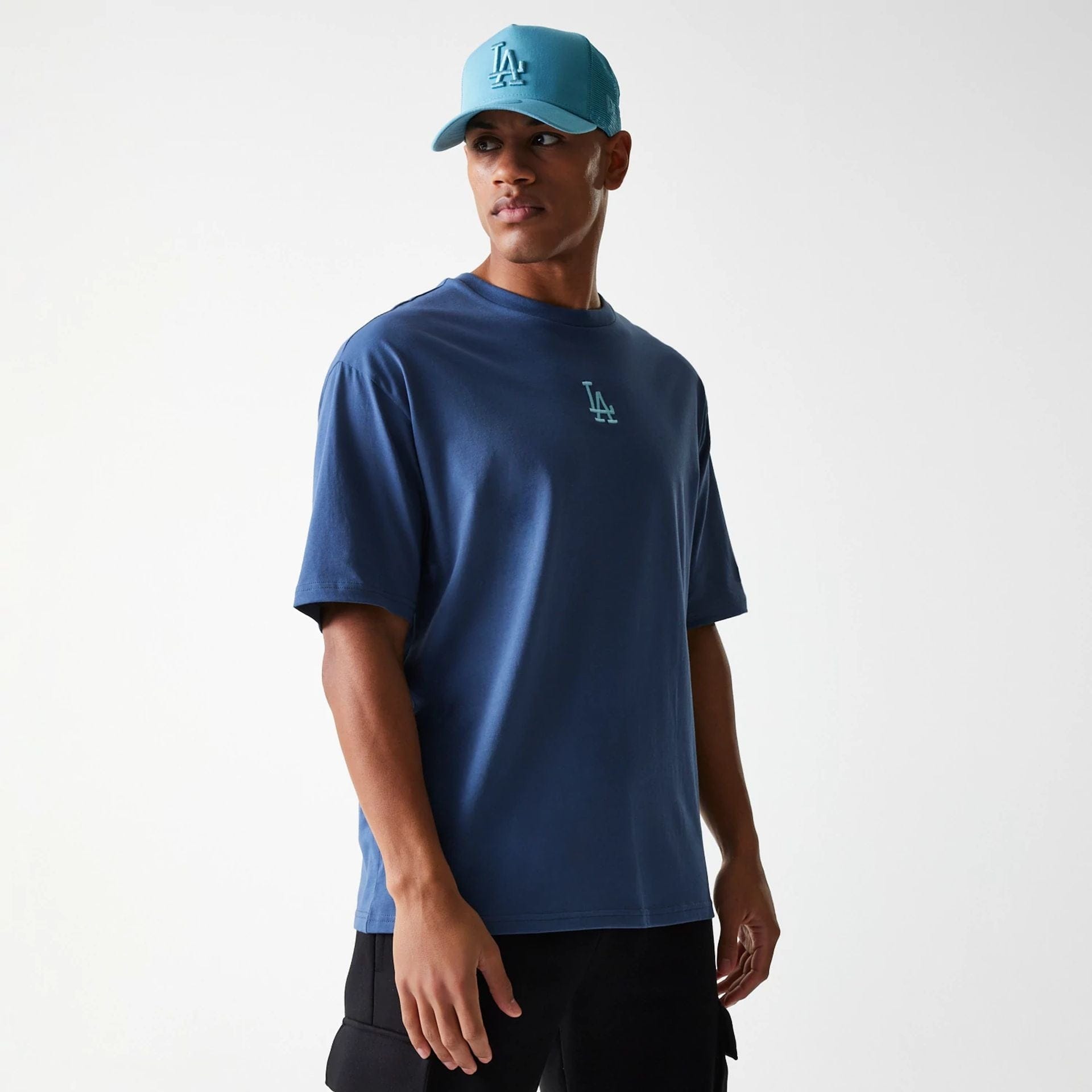 The Male model is wearing LA Dodgers MLB Midi League Essential Dark Blue Oversized T-Shirt 3