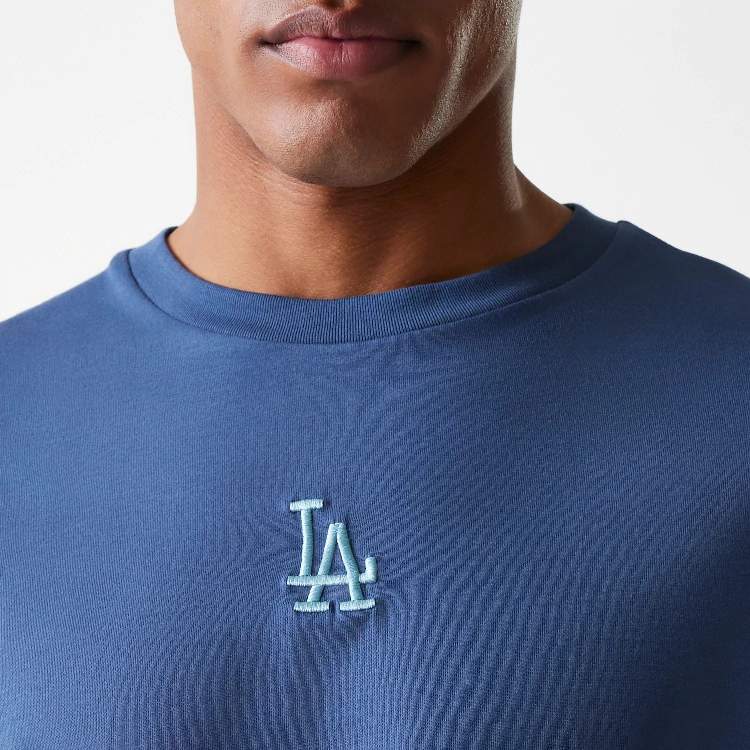 The Male model is wearing LA Dodgers MLB Midi League Essential Dark Blue Oversized T-Shirt 5