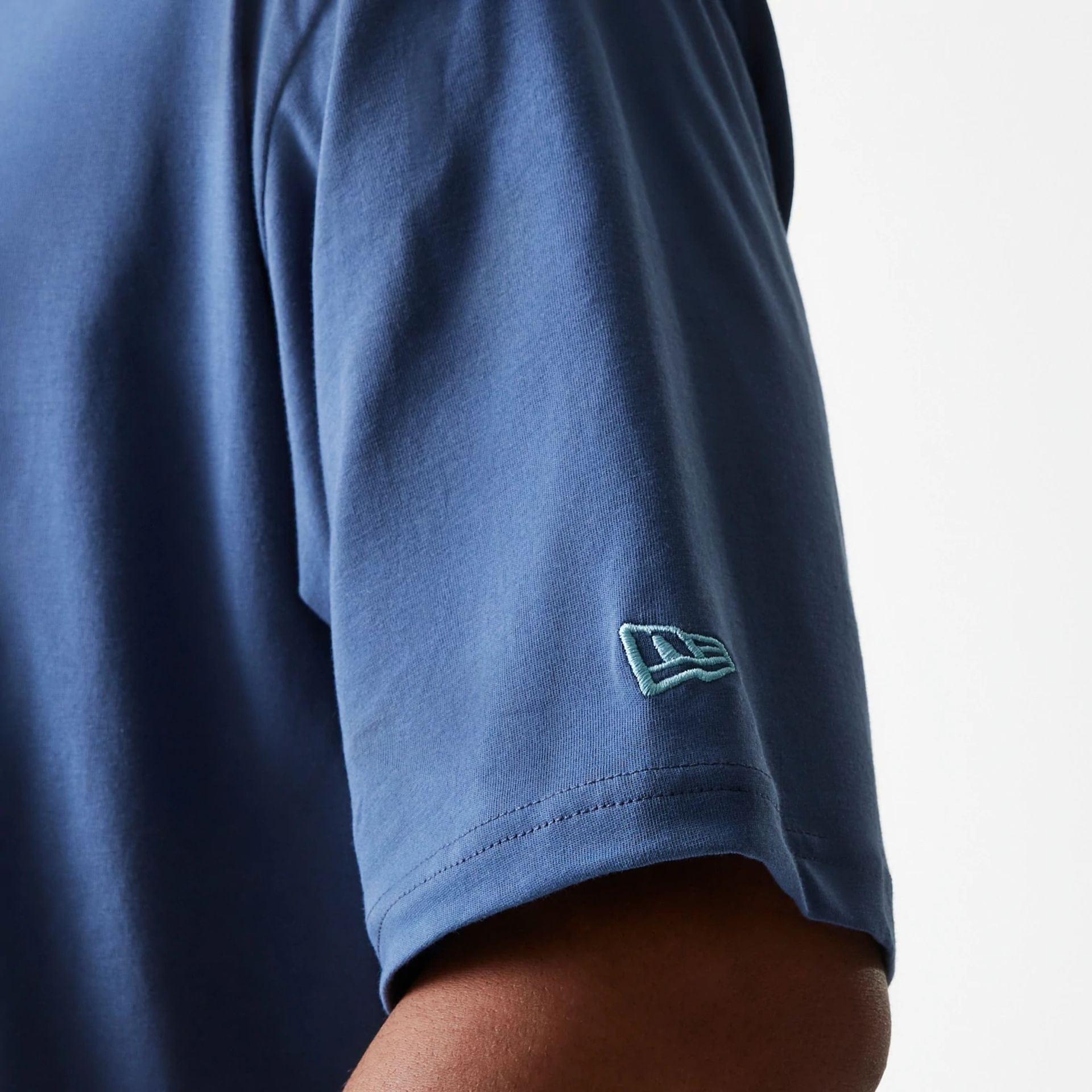 The Male model is wearing LA Dodgers MLB Midi League Essential Dark Blue Oversized T-Shirt 7