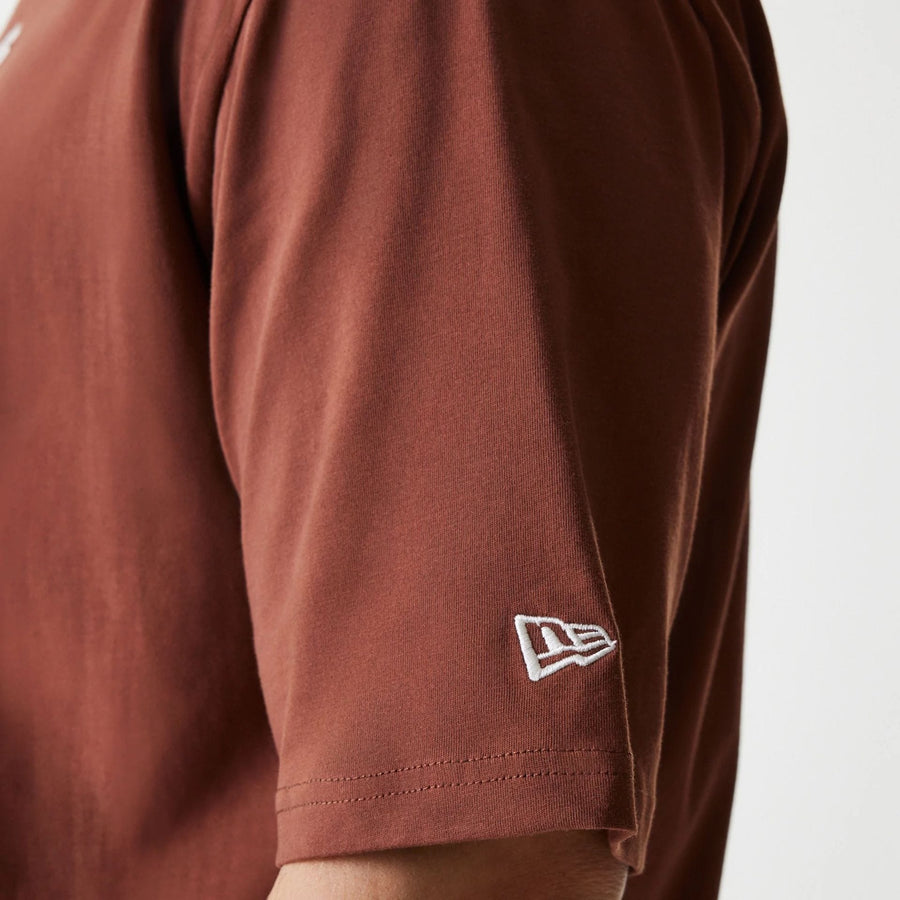 The Male model is wearing New York Yankees MLB Midi League Essential Brown Oversized T-Shirt 5