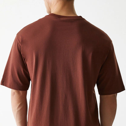 The Male model is wearing New York Yankees MLB Midi League Essential Brown Oversized T-Shirt 7