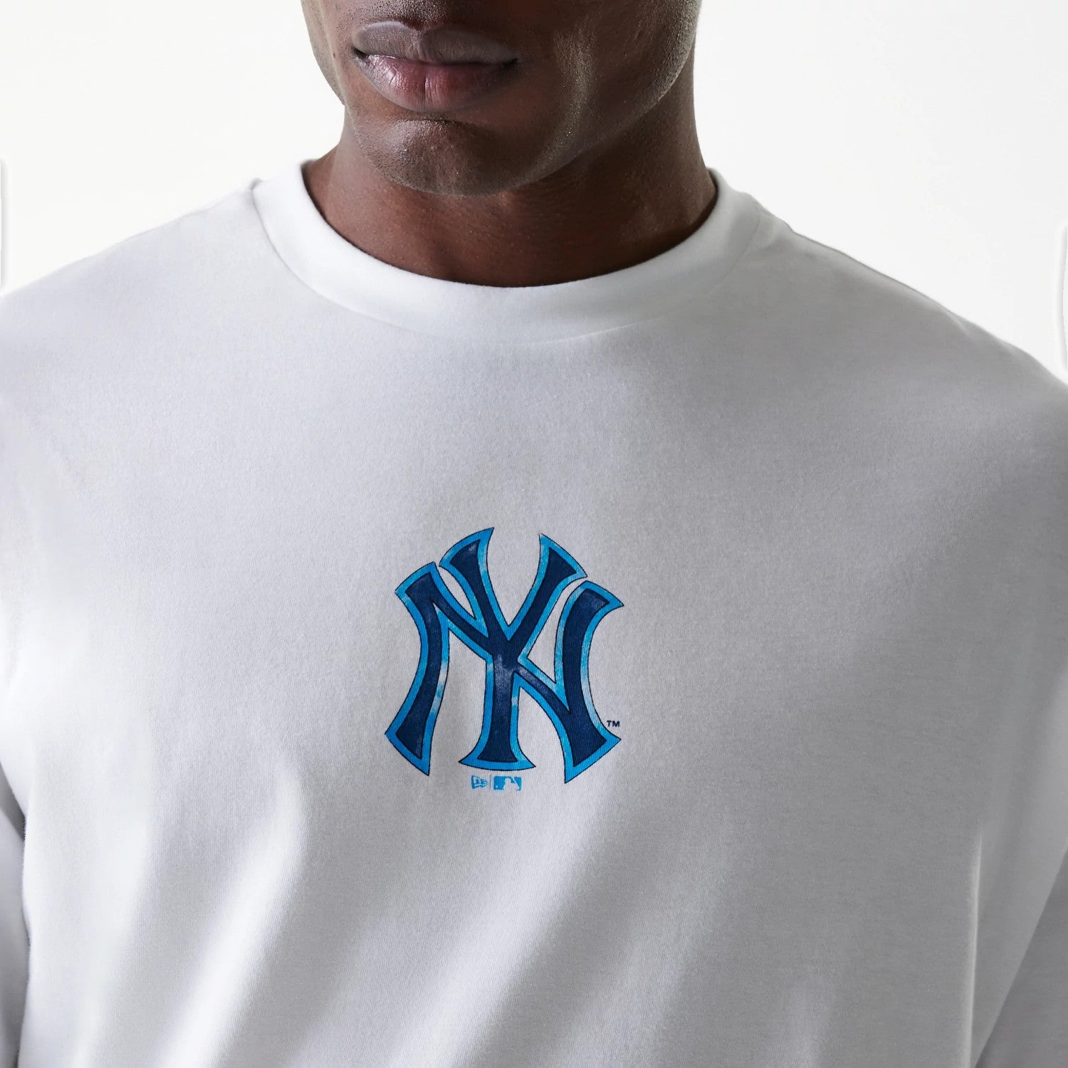 The Male model is wearing New York Yankees MLB World Series 2000 White Oversized T-Shirt 4