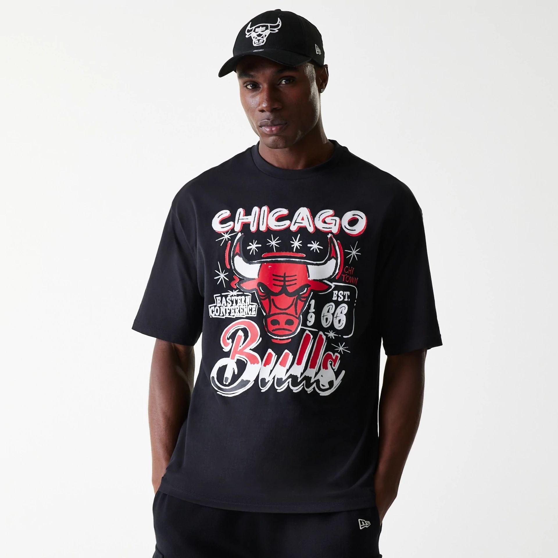 The Male model is wearing Chicago Bulls NBA Graphic Black Oversized T-Shirt 1