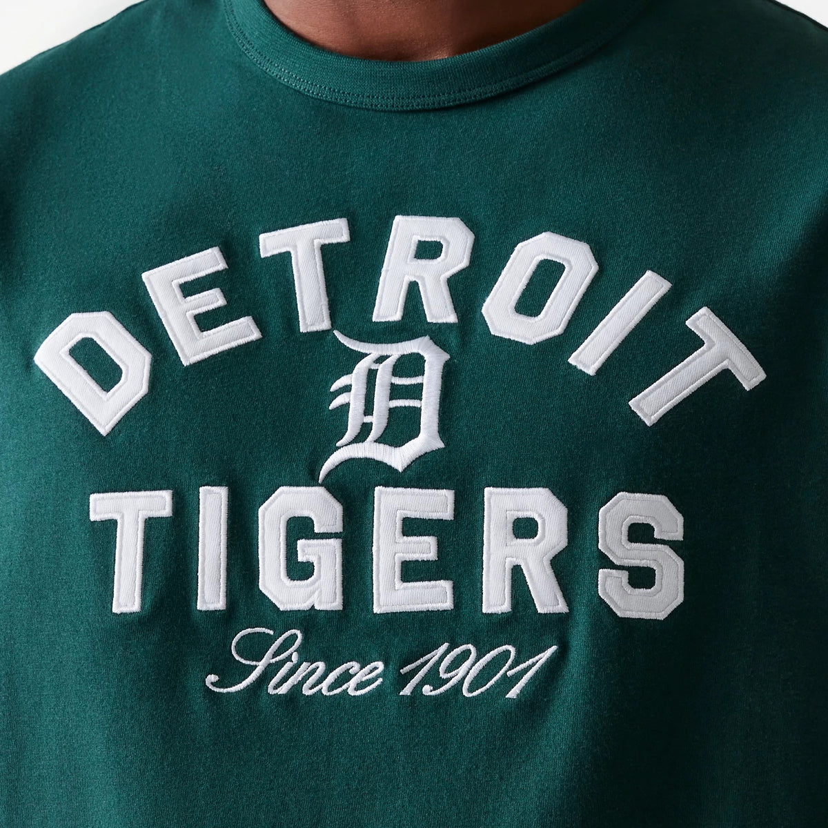 The Male model is wearing Detroit Tigers MLB Heritage Dark Green Oversized T-Shirt 4