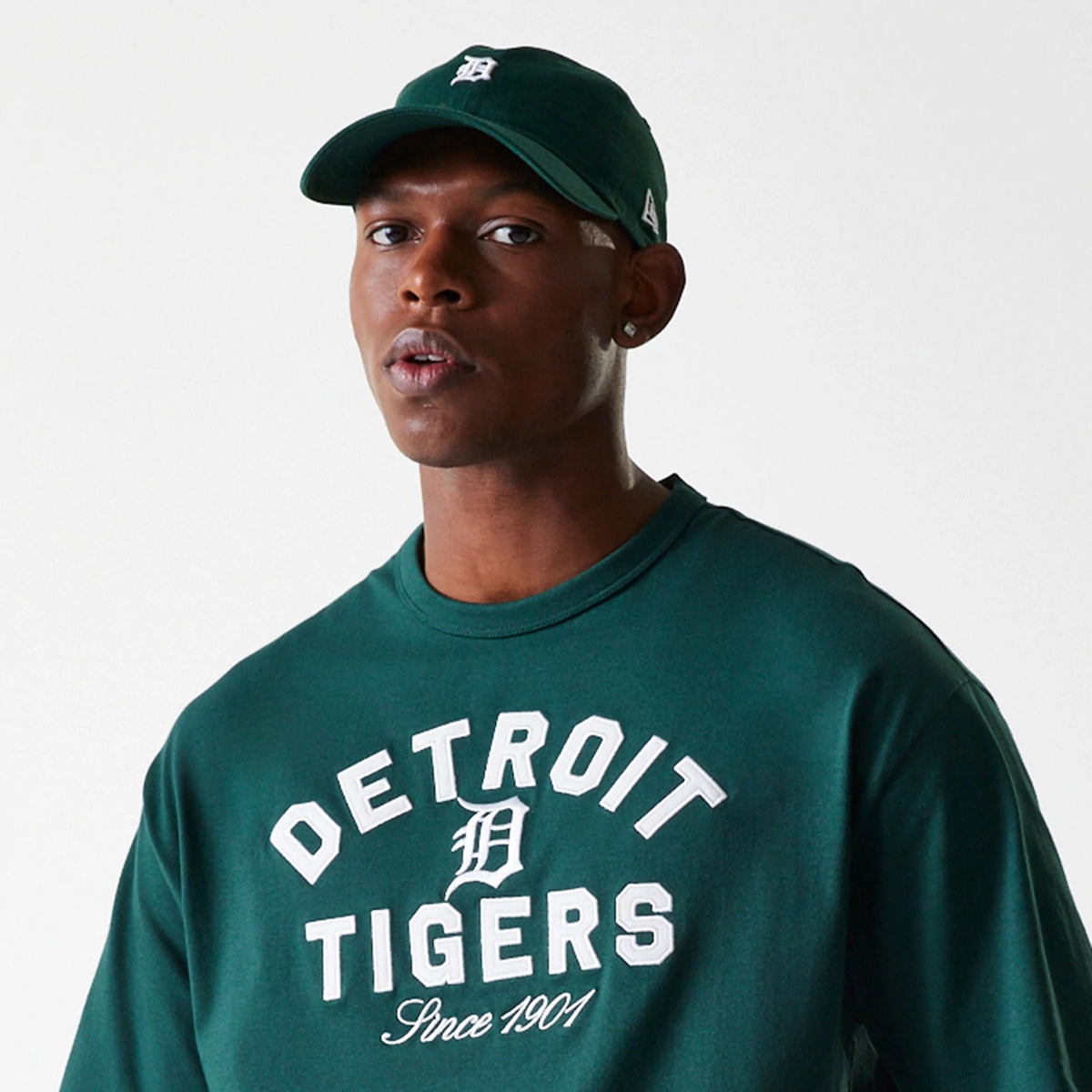The Male model is wearing Detroit Tigers MLB Heritage Dark Green Oversized T-Shirt 5