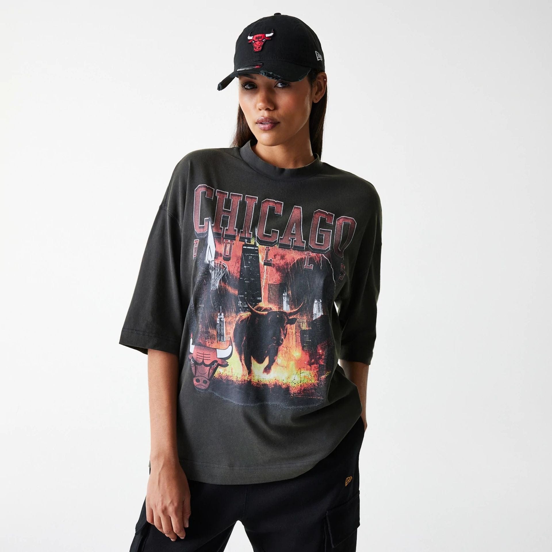 The Male model is wearing Chicago Bulls NBA Washed Graphic Grey T-Shirt 4