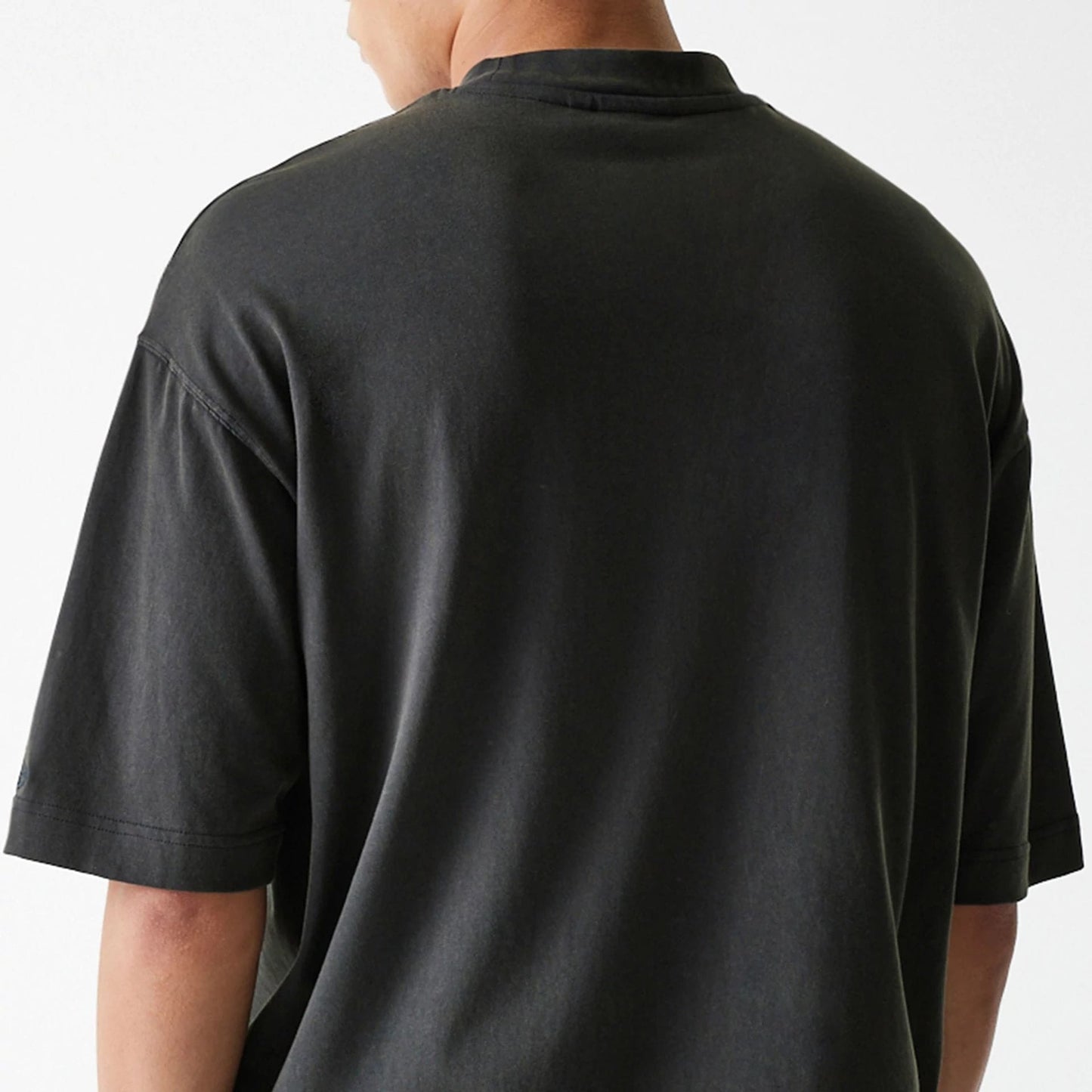 The Male model is wearing Chicago Bulls NBA Washed Graphic Grey T-Shirt 8