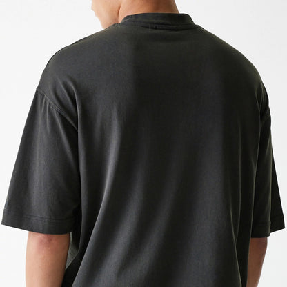 The Male model is wearing Chicago Bulls NBA Washed Graphic Grey T-Shirt 8