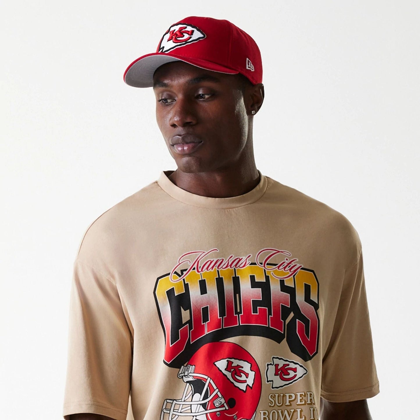 The Male model is wearing Kansas City Chiefs NFL Washed Super Bowl Beige Oversized T-Shirt 6