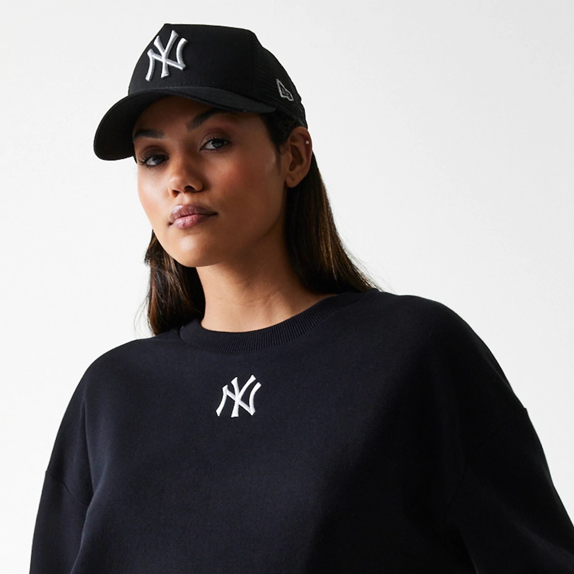 The Female model is wearing New York Yankees Womens MLB Midi League Essential Black Cropped Crew Neck Sweater 4