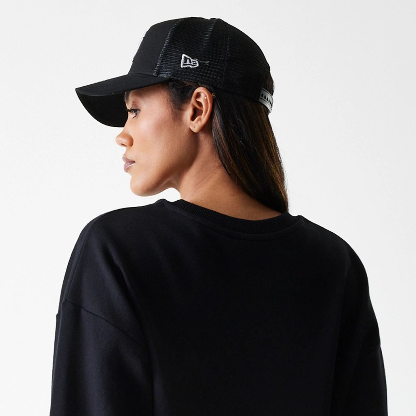The Female model is wearing New York Yankees Womens MLB Midi League Essential Black Cropped Crew Neck Sweater 6