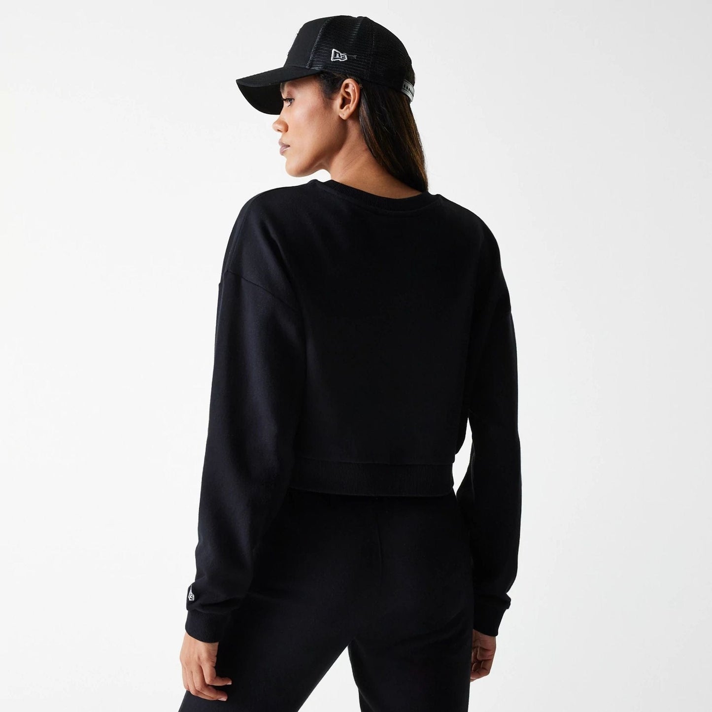 The Female model is wearing New York Yankees Womens MLB Midi League Essential Black Cropped Crew Neck Sweater 2