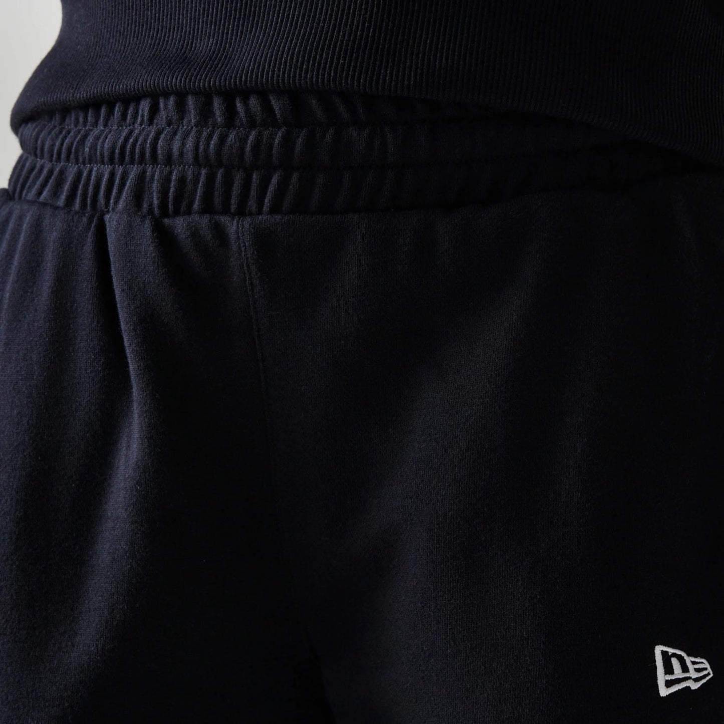 The Female model is wearing New York Yankees Womens MLB Midi League Essential Black Joggers 5