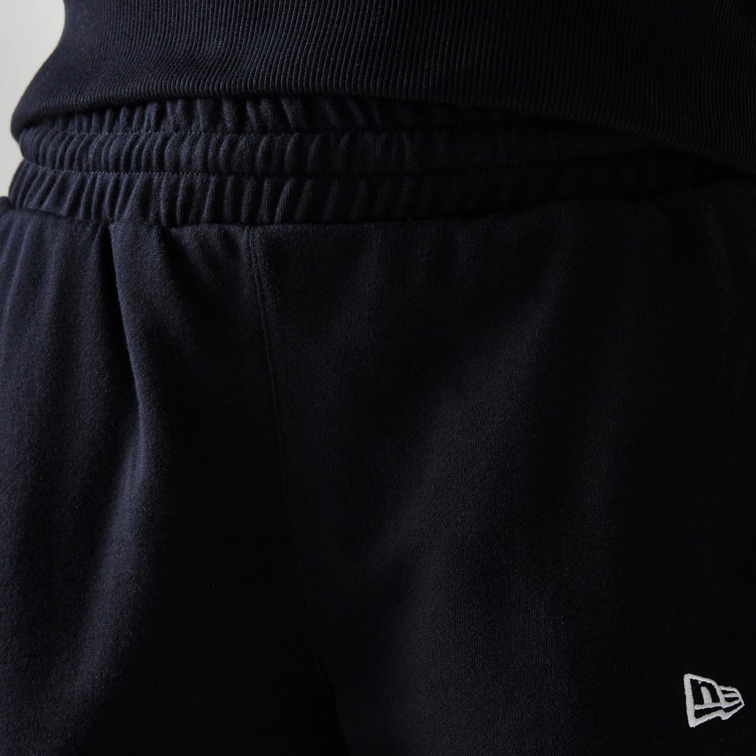 The Female model is wearing New York Yankees Womens MLB Midi League Essential Black Joggers 5
