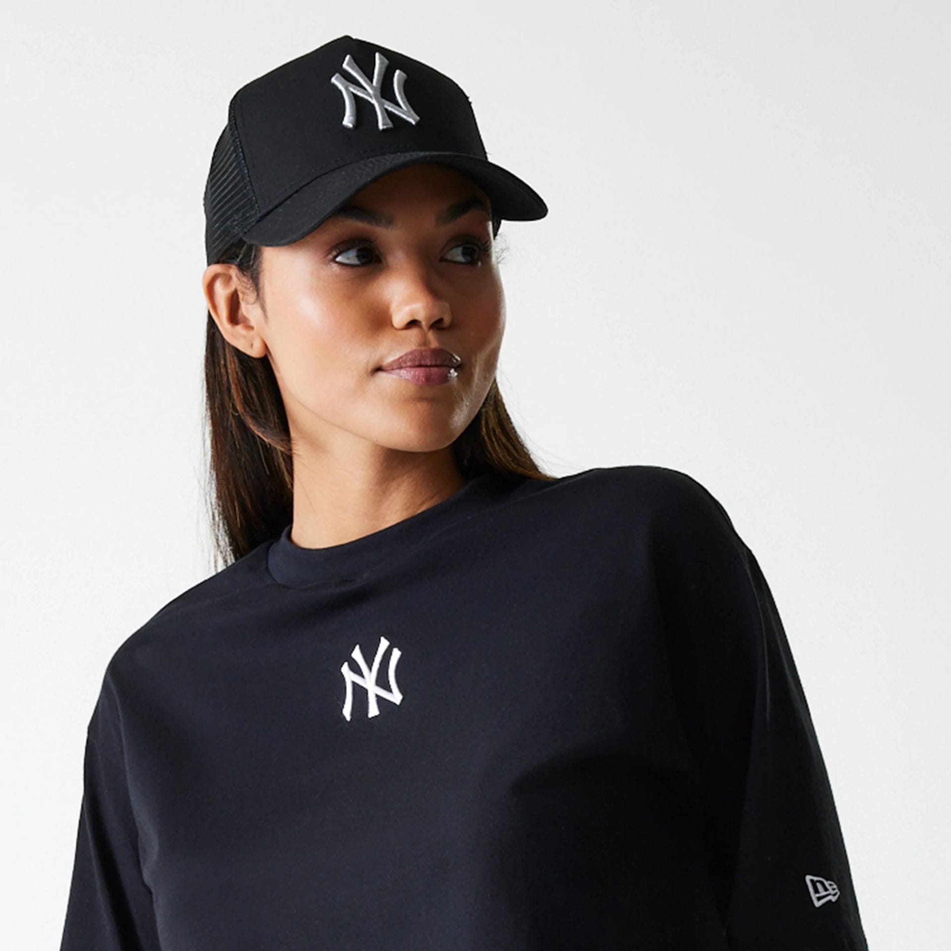 The Female model is wearing New York Yankees Womens League Essential Midi Black Crop T-Shirt 6