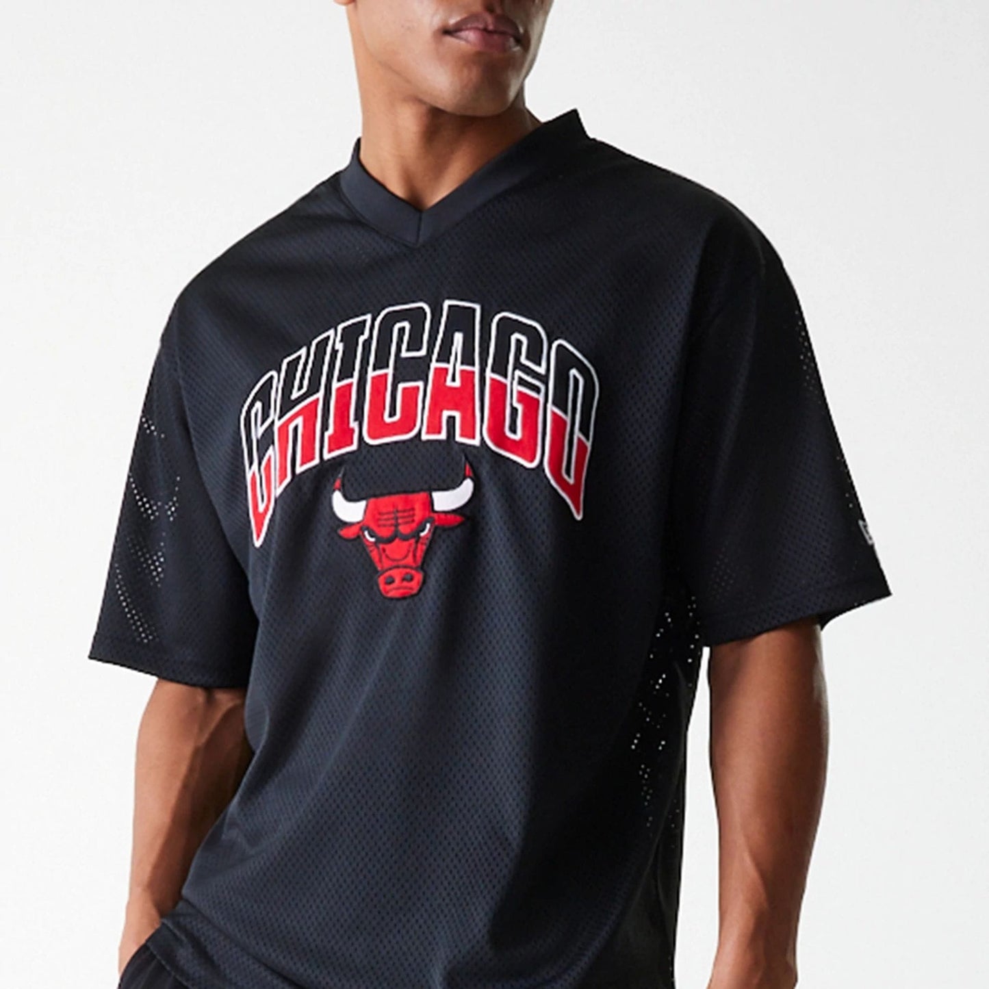 The Male model is wearing Chicago Bulls NBA Arch Mesh Black Mesh Oversized Jersey 3