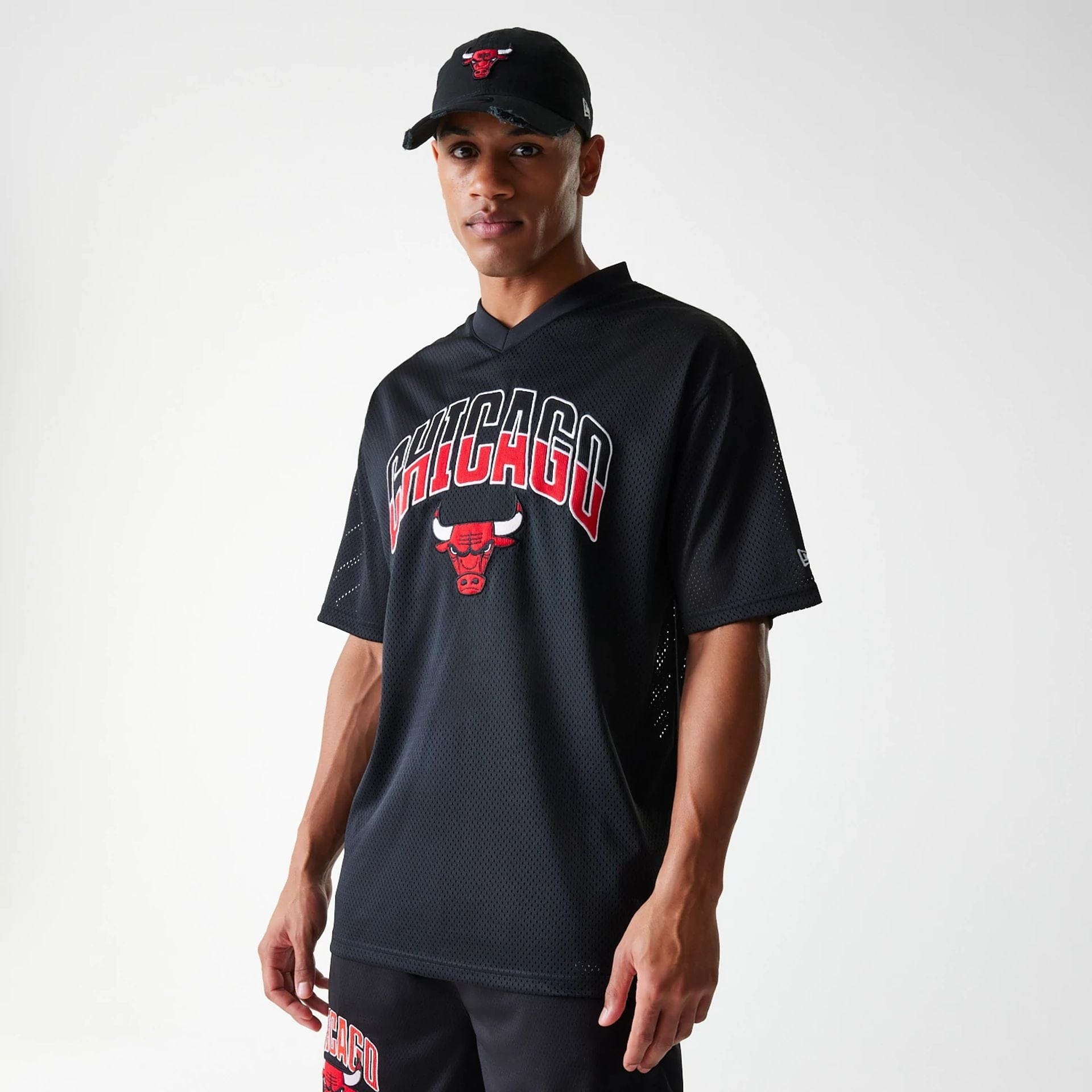 The Male model is wearing Chicago Bulls NBA Arch Mesh Black Mesh Oversized Jersey 1