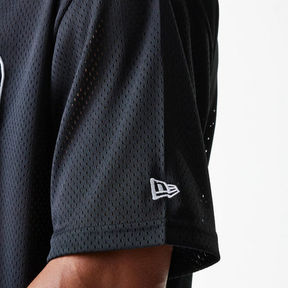 The Male model is wearing Chicago Bulls NBA Arch Mesh Black Mesh Oversized Jersey 7