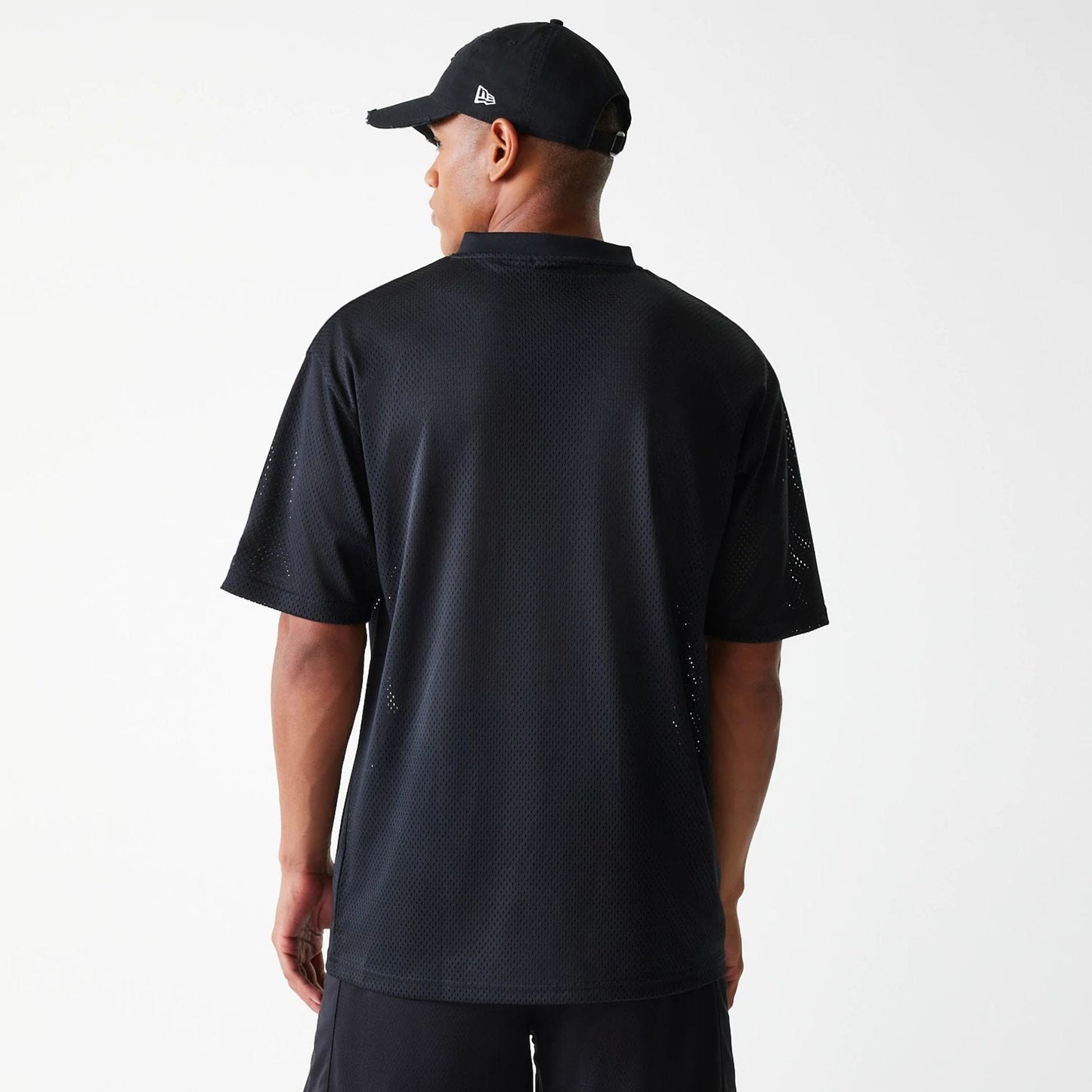 The Male model is wearing Chicago Bulls NBA Arch Mesh Black Mesh Oversized Jersey 2