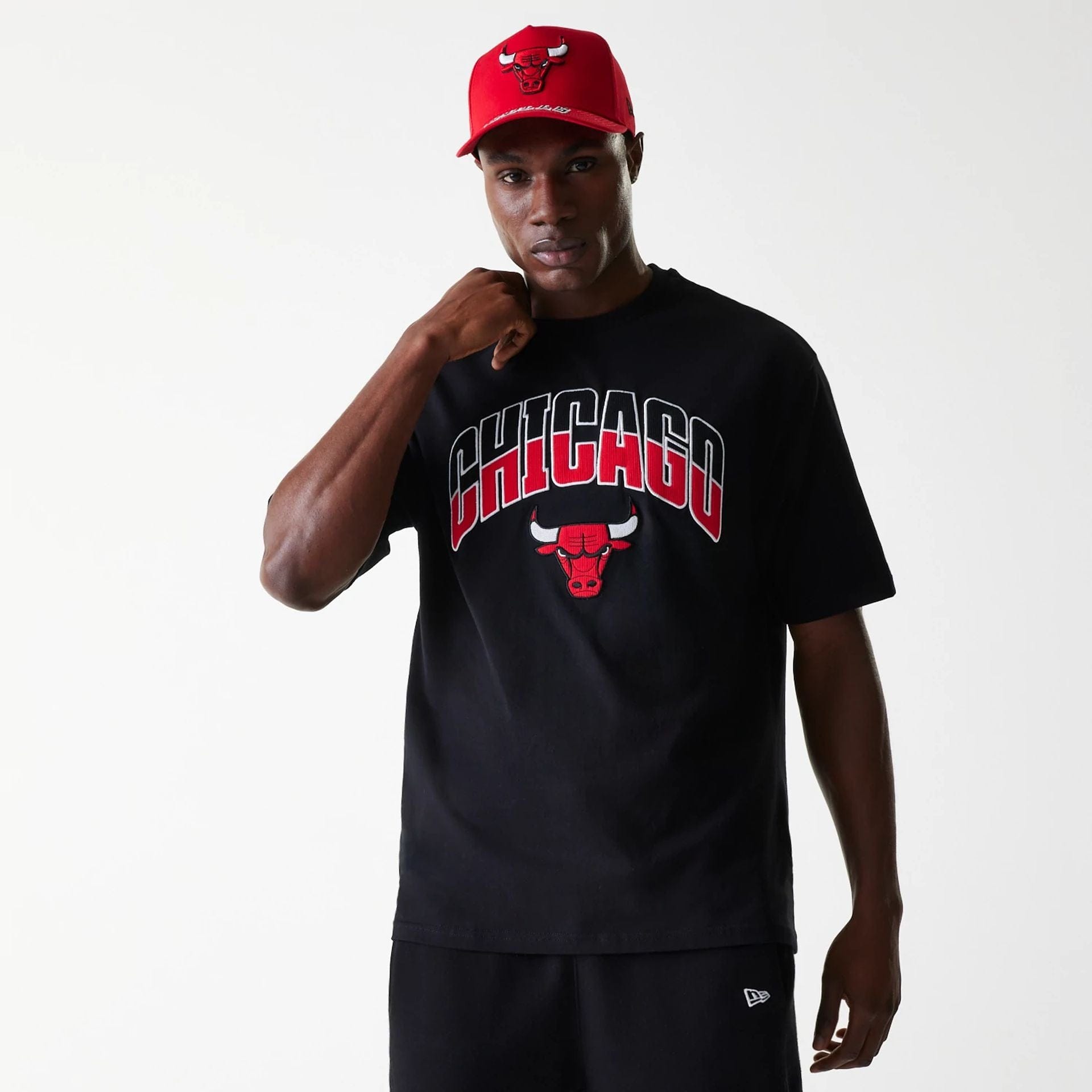 The Male model is wearing Chicago Bulls NBA Arch Graphic Black Oversized T-Shirt 1