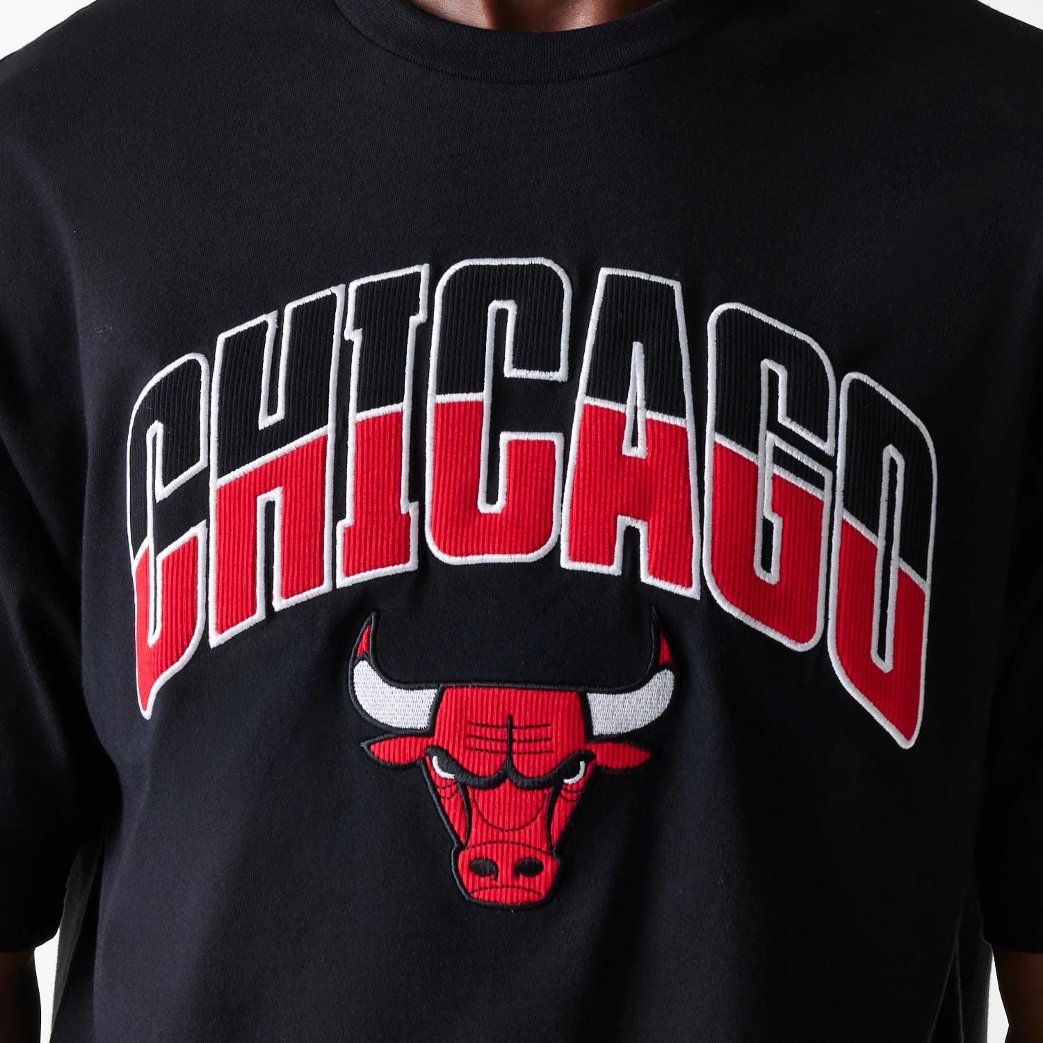 The Male model is wearing Chicago Bulls NBA Arch Graphic Black Oversized T-Shirt 4