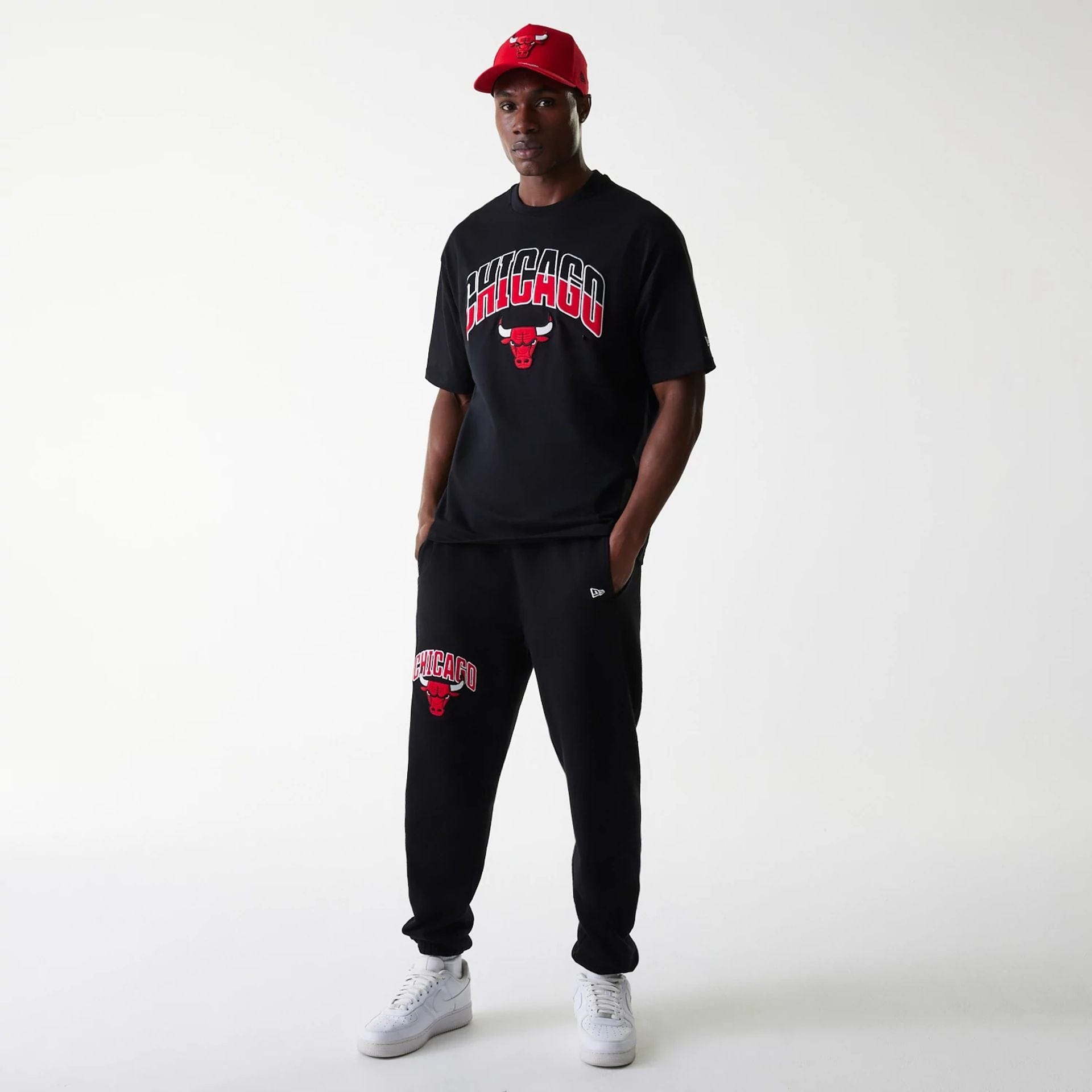The Male model is wearing Chicago Bulls NBA Arch Graphic Black Oversized T-Shirt 8