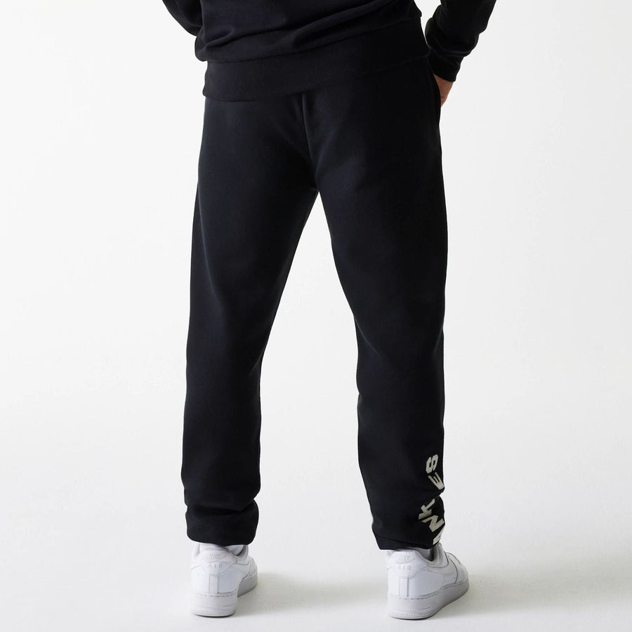The Male model is wearing New York Yankees MLB Heritage Black Joggers 2