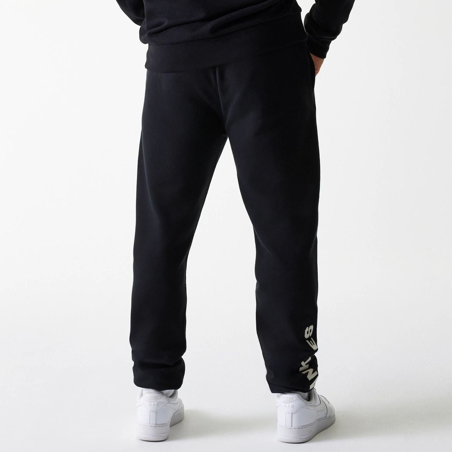 The Male model is wearing New York Yankees MLB Heritage Black Joggers 2