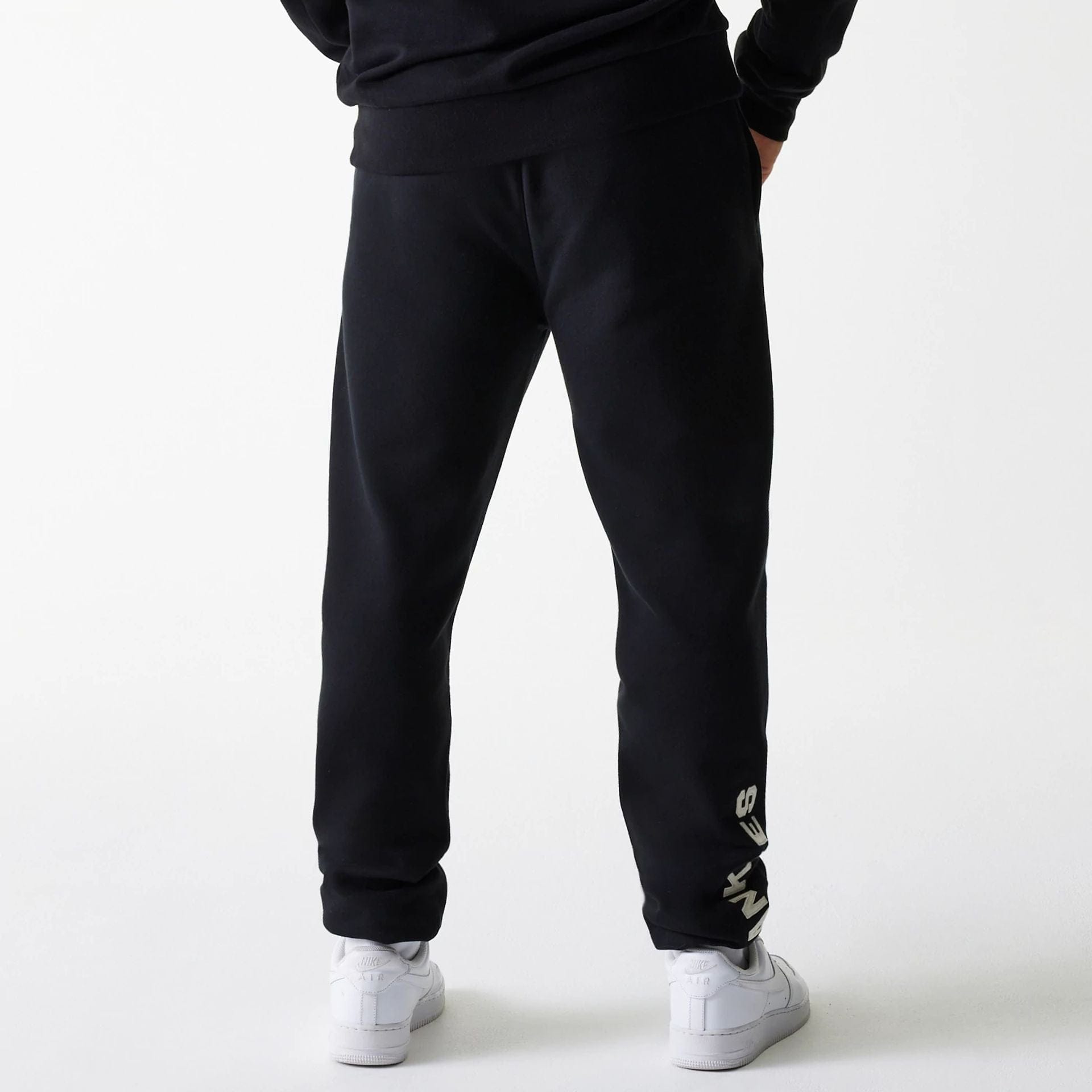 The Male model is wearing New York Yankees MLB Heritage Black Joggers 2
