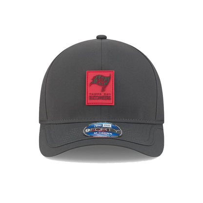 This is a Tampa Bay Buccaneers NFL Sideline 2025 Charcoal 9FORTY M-Crown Adjustable Cap 3