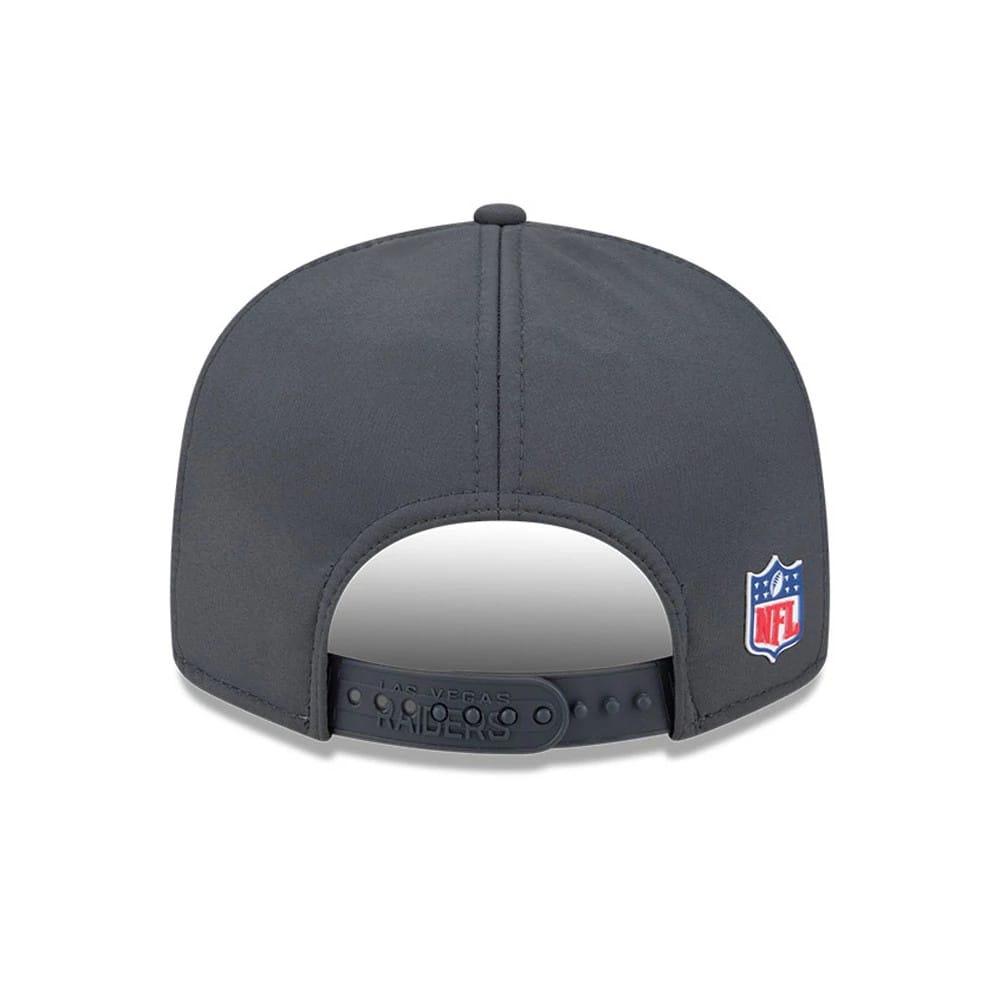 This is a Las Vegas Raiders NFL Sideline Charcoal 9FIFTY Split Panel Snapback Adjustable Cap 7