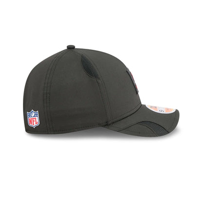 This is a Atlanta Falcons NFL Sideline 2025 Black 9FORTY M-Crown Adjustable Cap 5