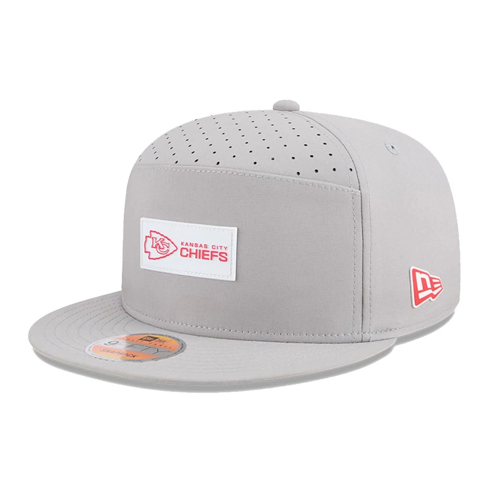 This is a Kansas City Chiefs NFL Sideline 2025 Grey 9FIFTY Split Panel Snapback Adjustable Cap 1