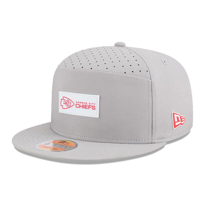This is a Kansas City Chiefs NFL Sideline 2025 Grey 9FIFTY Split Panel Snapback Adjustable Cap 1