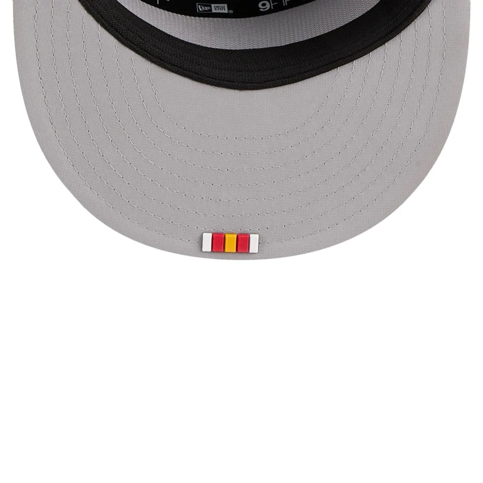 This is a Kansas City Chiefs NFL Sideline 2025 Grey 9FIFTY Split Panel Snapback Adjustable Cap 2