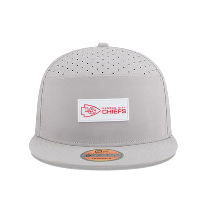 This is a Kansas City Chiefs NFL Sideline 2025 Grey 9FIFTY Split Panel Snapback Adjustable Cap 3