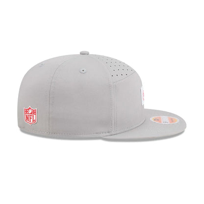 This is a Kansas City Chiefs NFL Sideline 2025 Grey 9FIFTY Split Panel Snapback Adjustable Cap 6