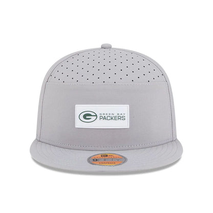 This is a Green Bay Packers NFL Sideline 2025 Grey 9FIFTY Split Panel Snapback Adjustable Cap 2